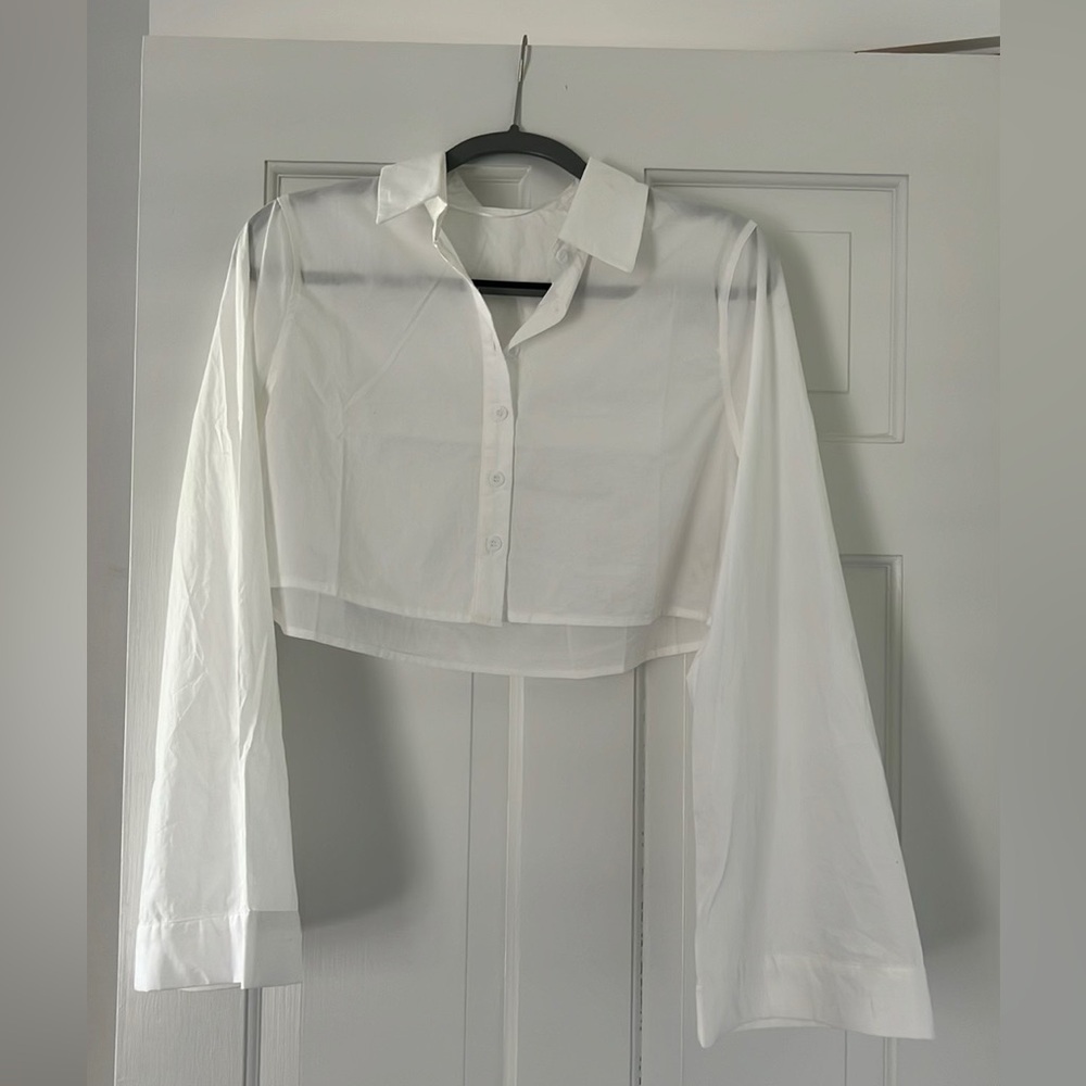 White blouse crop top with detailed sleeves